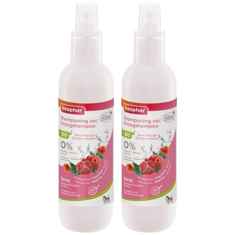 Deux flacons de Beaphar Shampooing Sec Bio pour chien et chat, motif grenade. Flacons pulvérisateurs.