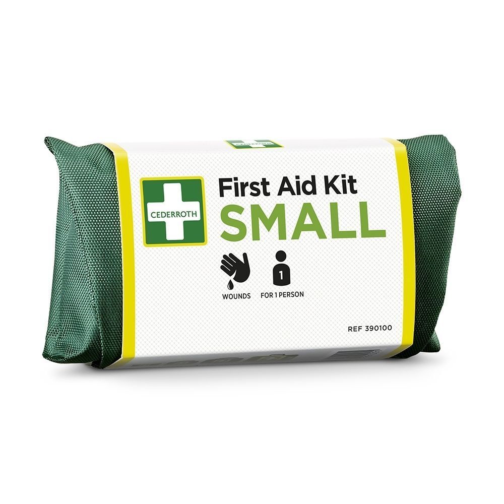 Pochette verte de premiers secours avec étiquette blanche : 'First Aid Kit SMALL'.