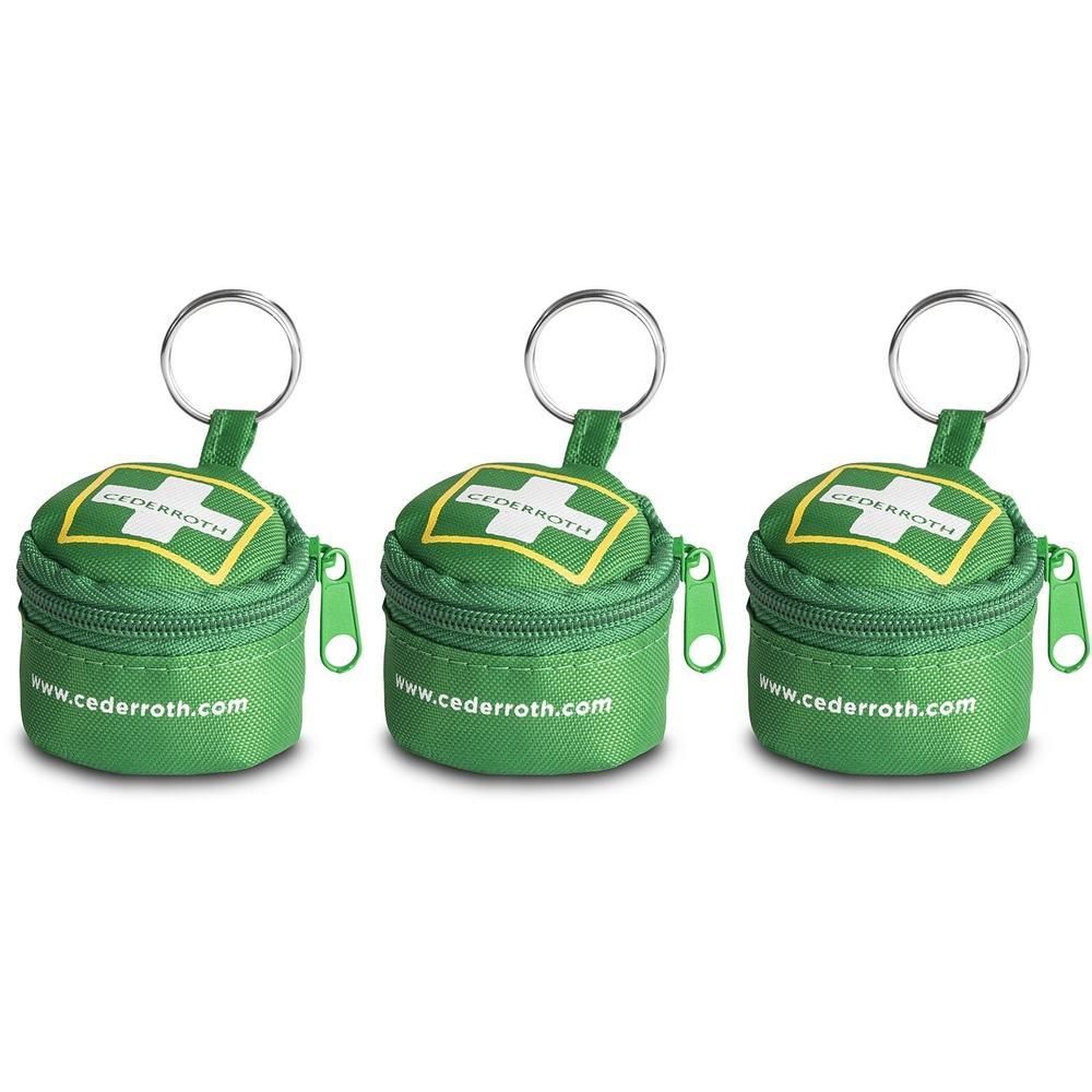 Trois étuis verts pour porte-clés avec croix blanche et bordure jaune. Site web www.cederroth.com imprimé.