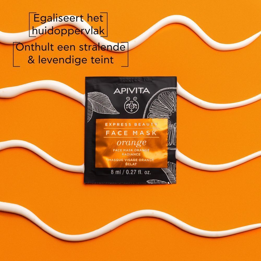 Eén verpakking Apivita Express Beauty Gezichtsmasker Sinaasappel met sinaasappelschijf.