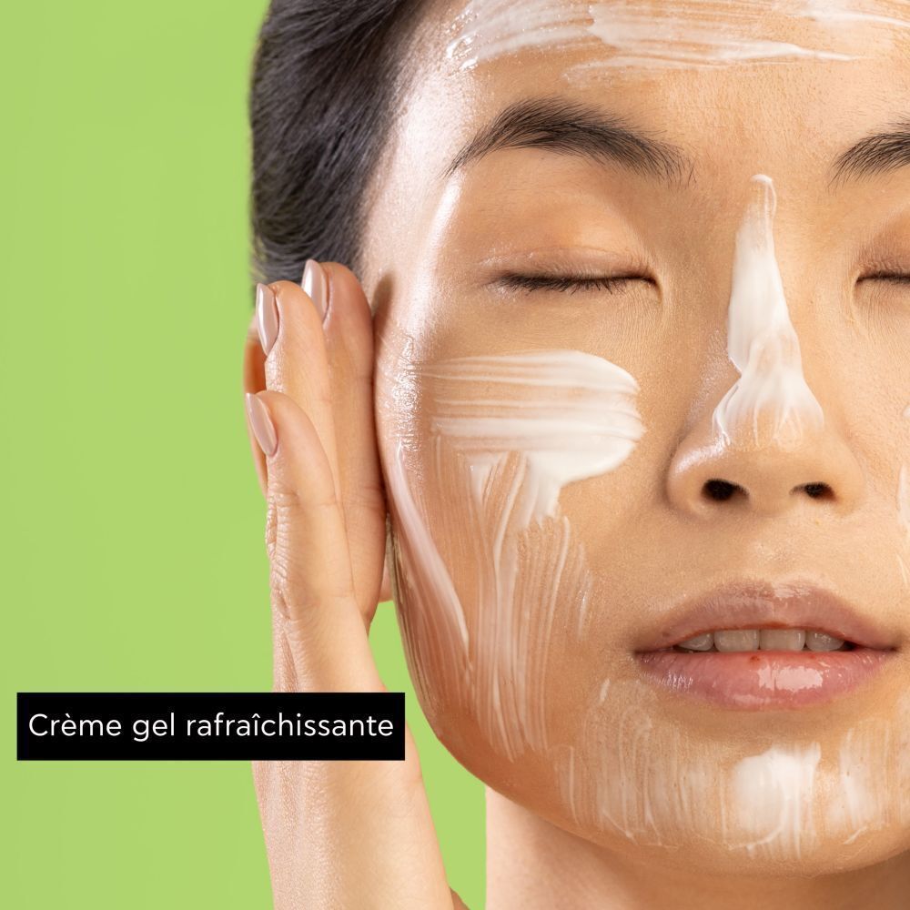 Femme appliquant un masque facial gel-crème rafraîchissant.
