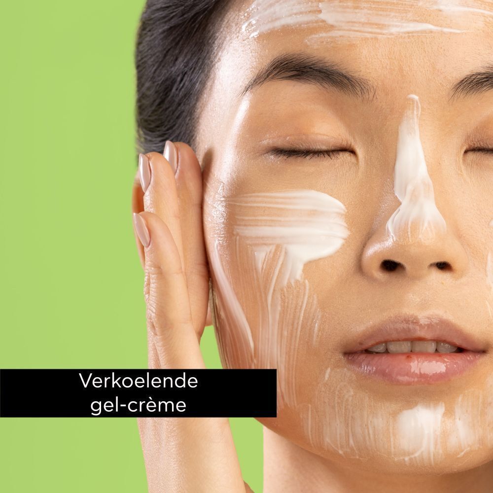 Vrouw met verkoelende gel-crème gezichtsmasker op de huid.