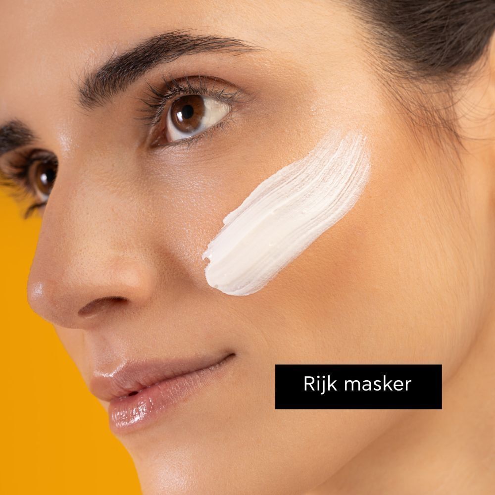 Vrouw met Apivita Gezichtsmasker Pompoen Detox op de wang.