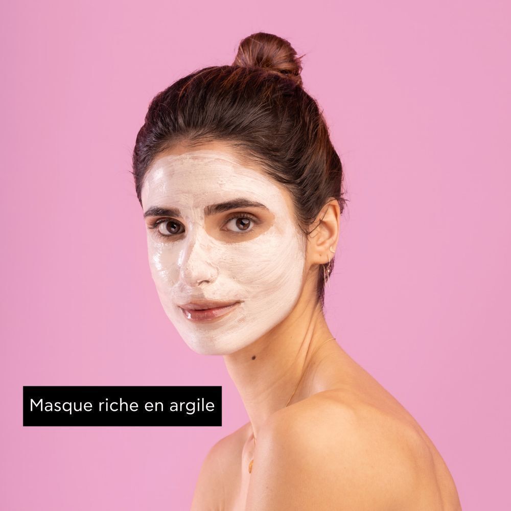 Femme portant un masque visage Apivita Express Beauty à l'argile rose.