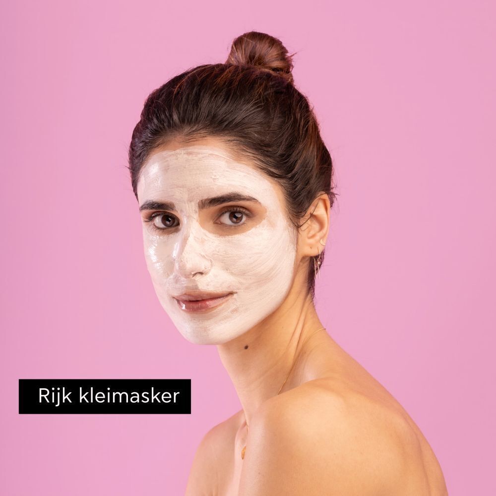 Vrouw met Apivita Express Beauty gezichtsmasker met roze klei.