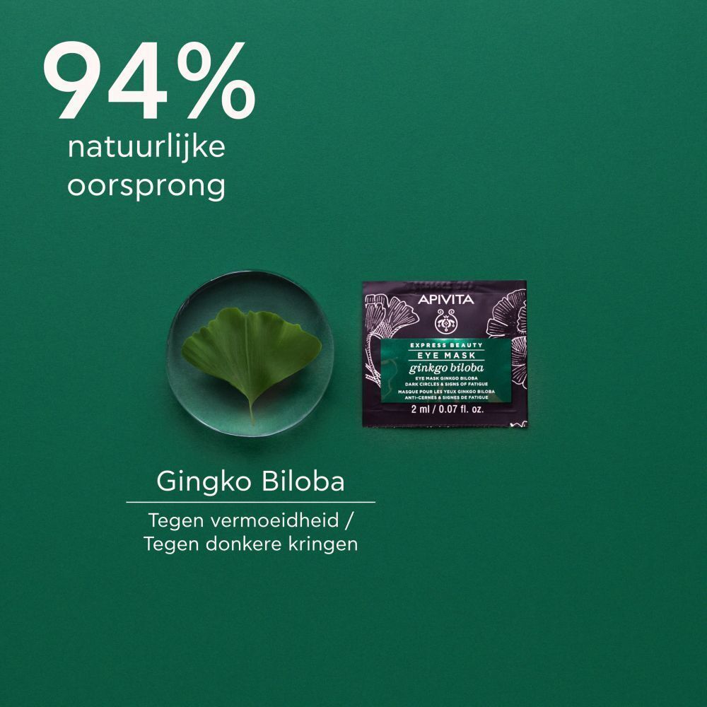 Ginkgo Biloba blad naast een Apivita Oogmasker-sachet.