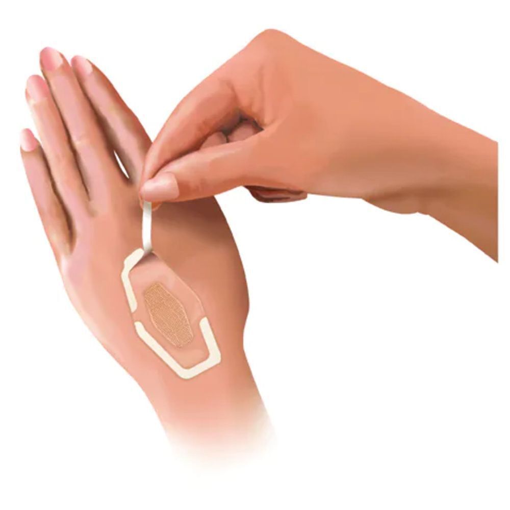 Een hand brengt een Nexcare Aqua Clear Maxi pleister aan.
