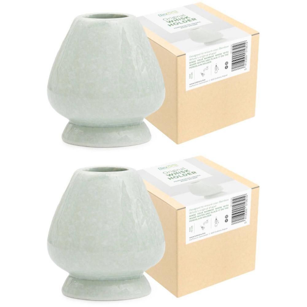 Deux porte-fouets Chasen en céramique vert pâle avec socle. Boîte d'emballage à côté.