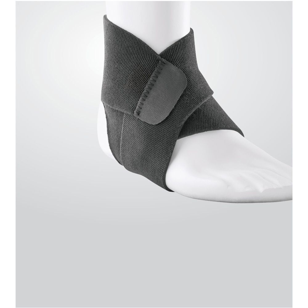 Een zwarte Futuro enkelbrace op een beenmodel, met klittenbandsluitingen.