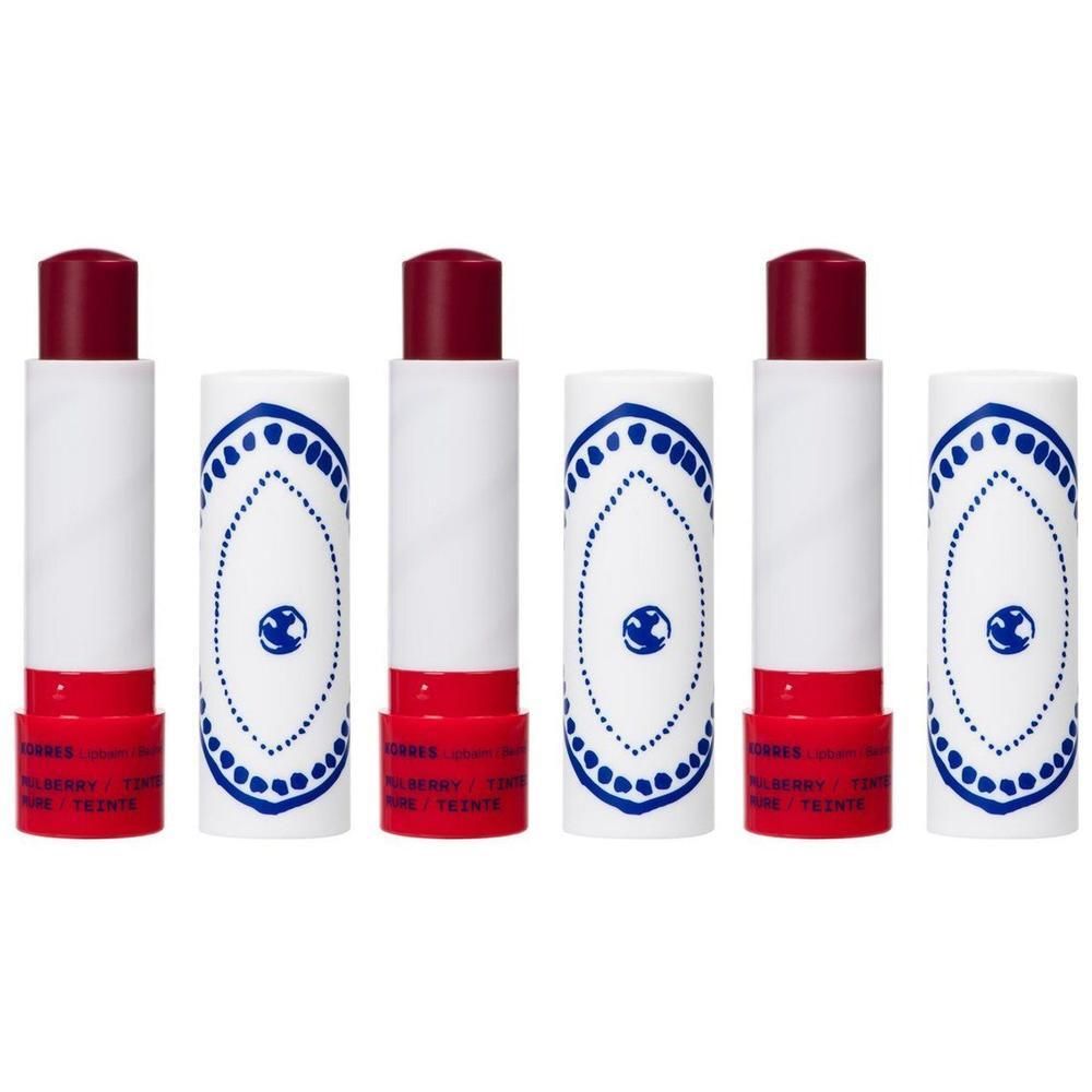 Zes Korres lippenbalsems in witte tubes met rode onderkant en blauwe versieringen.