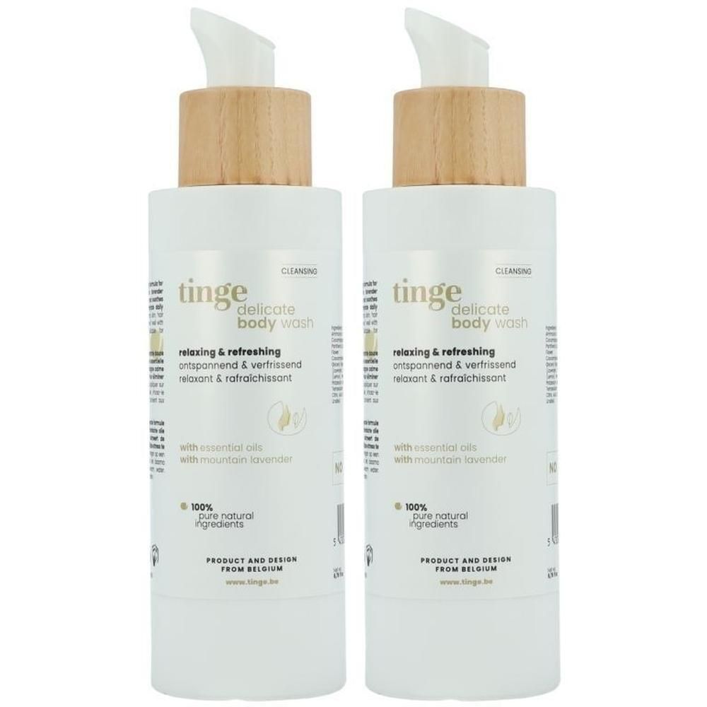 Twee flessen Tinge Bodywash met houten dop en pompdispenser.