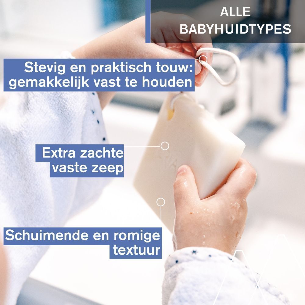 Handen houden een vaste wasreep met koord vast. Schuimt.