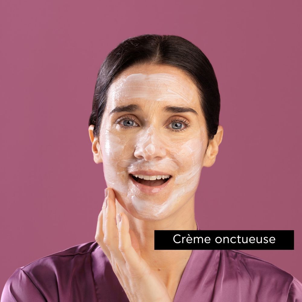 Femme avec masque visage Apivita Express Beauty Artichaut sur le visage. Texture crémeuse.