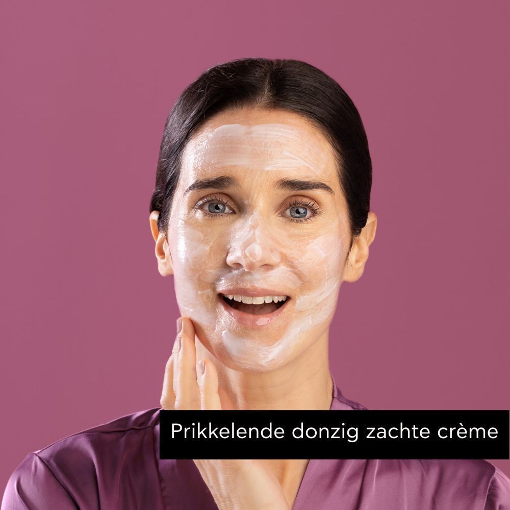 Vrouw met Apivita Express Beauty Gezichtsmasker Artisjok op het gezicht. Prikkelende, zachte crème.