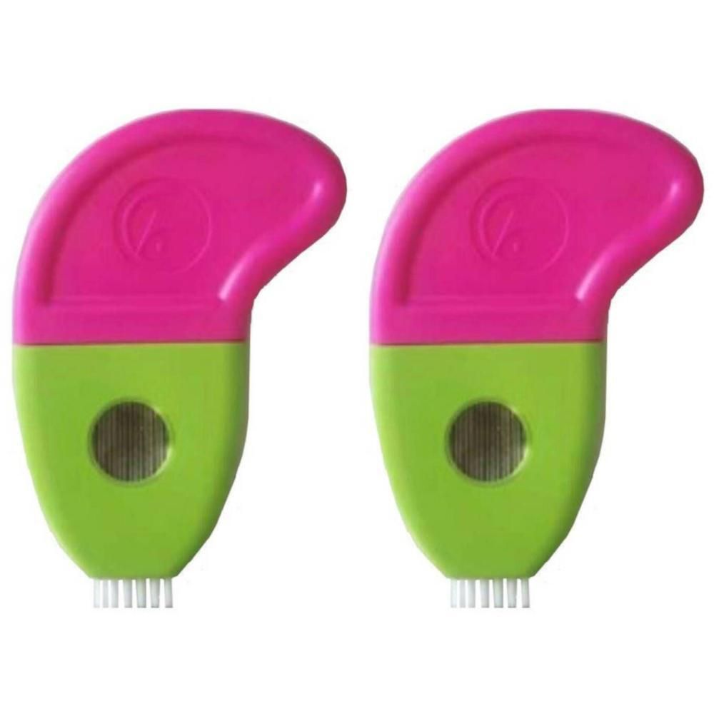 Twee roze en groene luizenkammen met fijne tanden.
