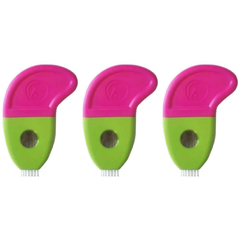 Drie luizenkammen met roze handvat en groen kamgedeelte. Fijne metalen tanden.