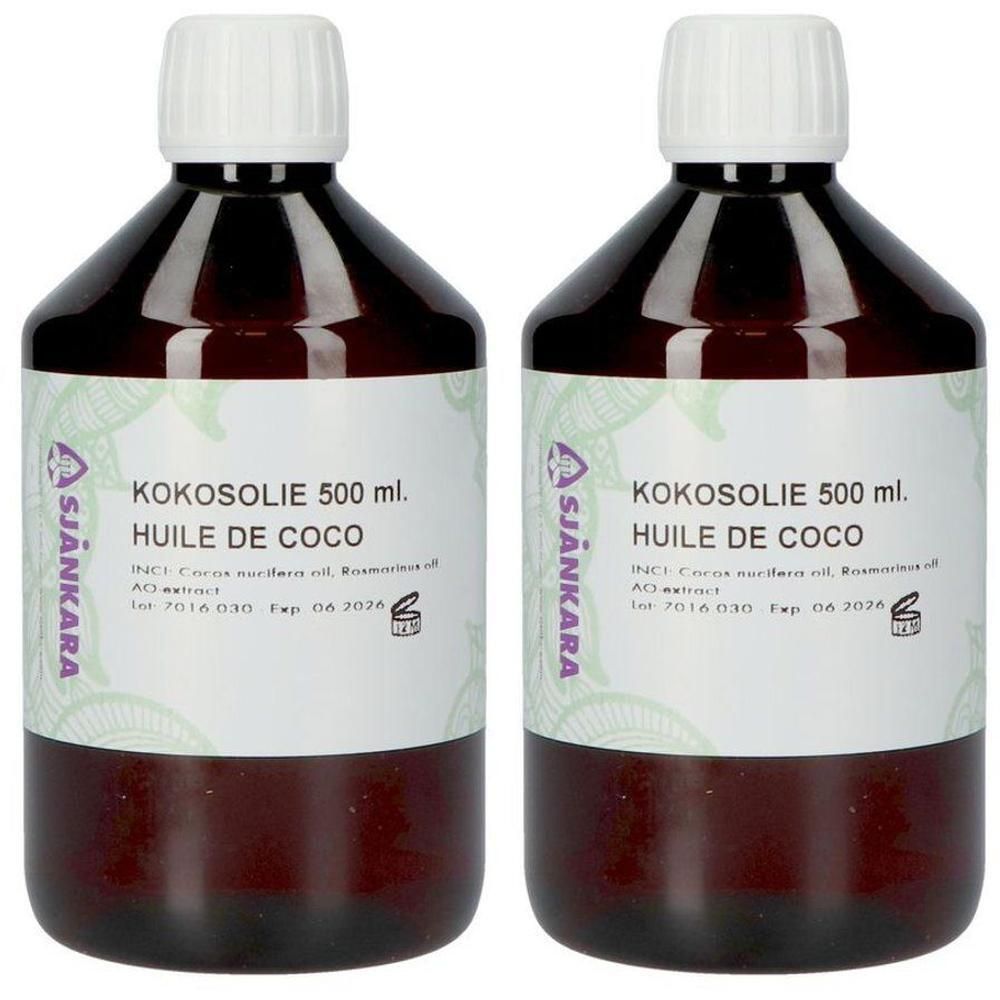 Deux bouteilles en verre brun avec bouchon blanc, contenant de l'huile de coco. Étiquette "KOKOSOLIE 500 ml" et "HUILE DE COCO".