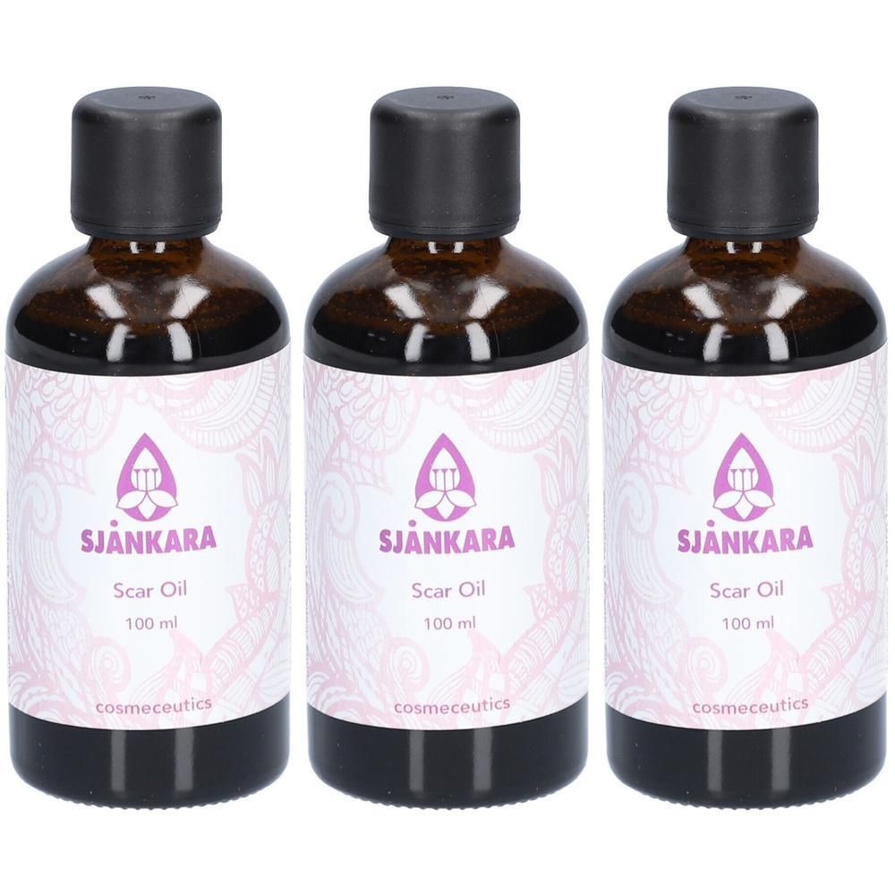 Trois flacons d'huile pour cicatrices Sjankara avec bouchons noirs et étiquettes indiquant le produit et la marque.