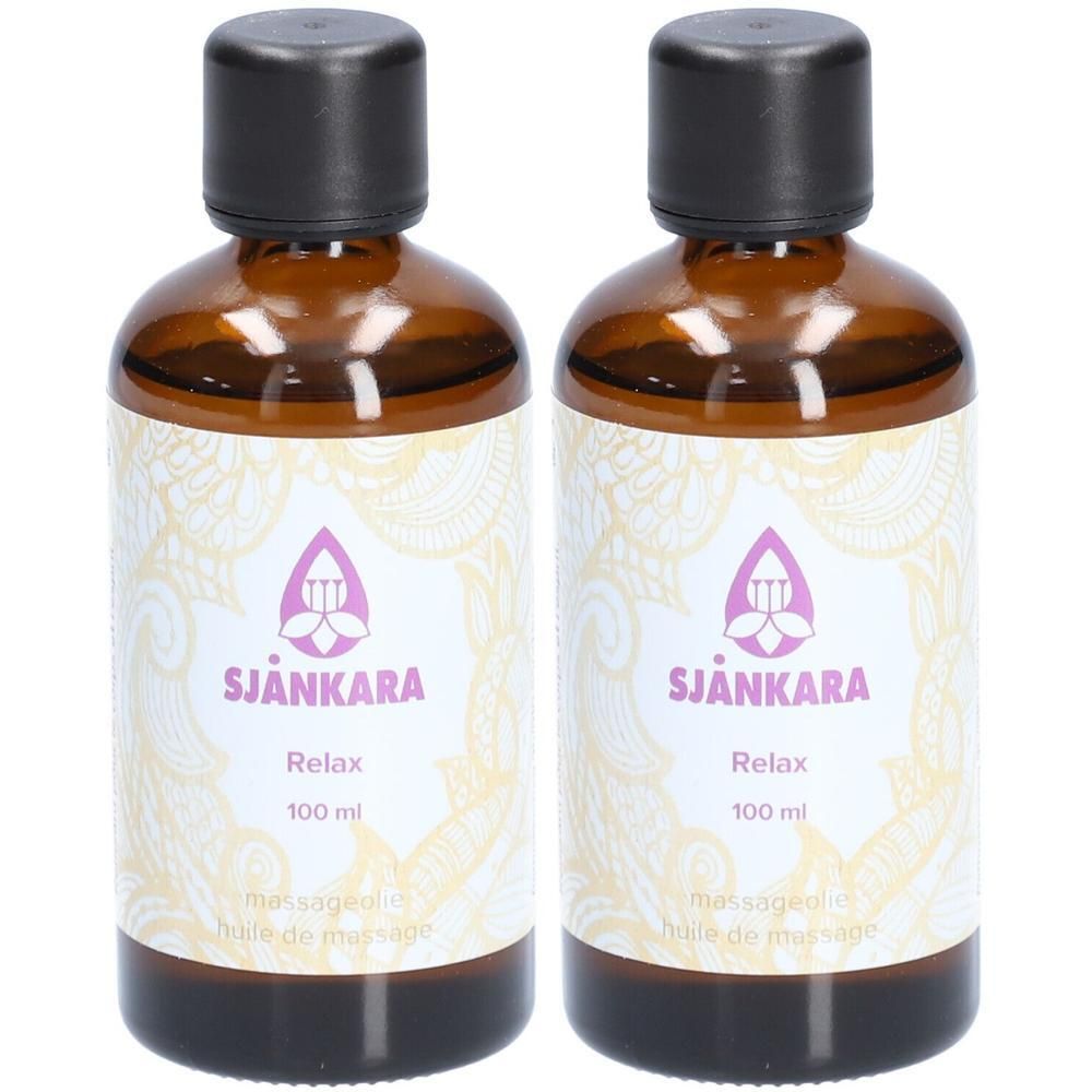 Deux flacons en verre brun avec bouchons noirs, contenant de l'huile de massage. Étiquettes "SJANKARA Relax 100 ml".