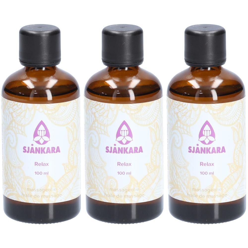 Trois flacons en verre brun avec bouchons noirs, contenant de l'huile de massage. Étiquettes indiquent 'SJANKARA Relax 100 ml'.