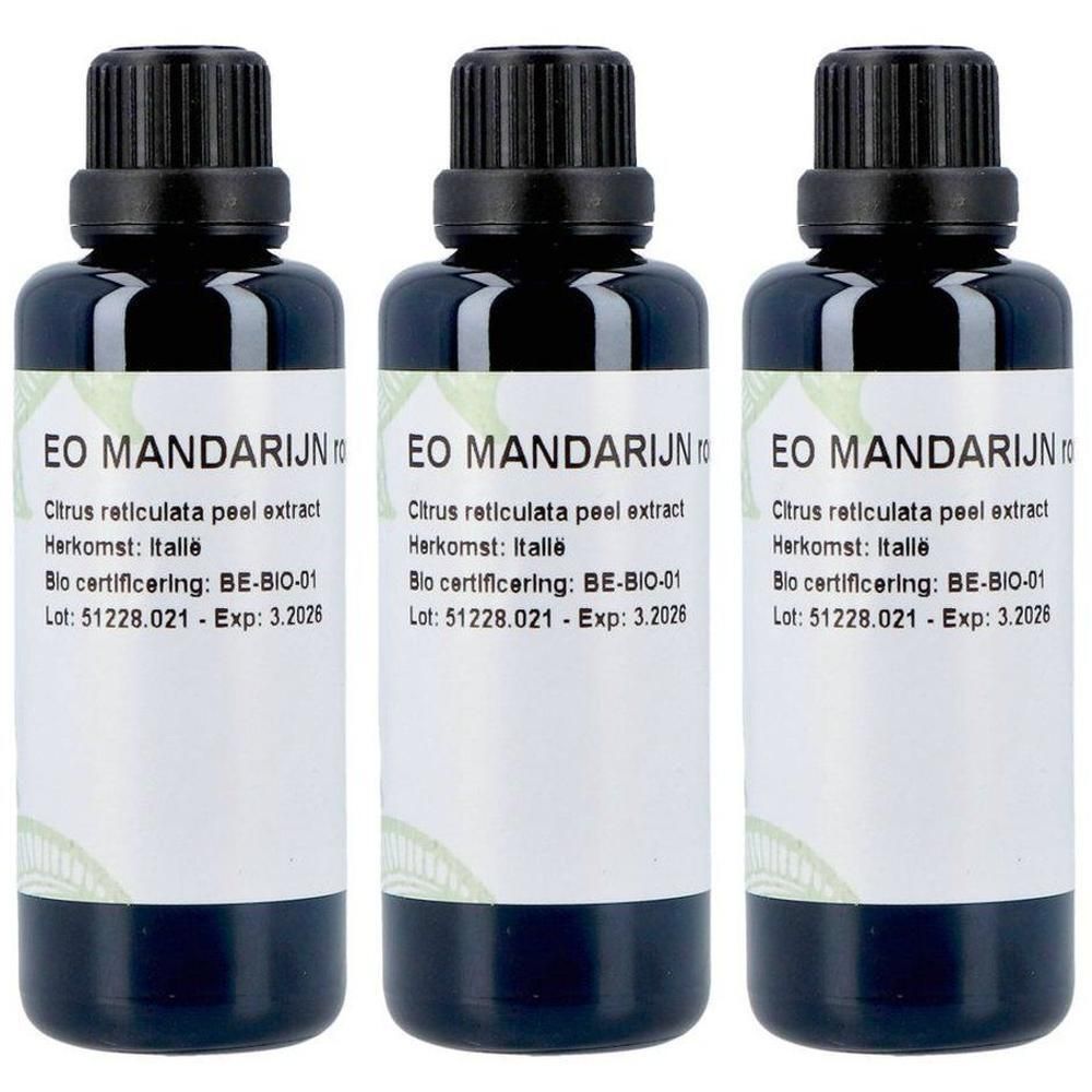 Trois flacons en verre foncé contenant de l'huile de mandarine. Les étiquettes indiquent 'EO MANDARINRO', 'Extrait de zeste de Citrus reticulata', 'Origine : Italie', 'Certification Bio : BE-BIO-01'.