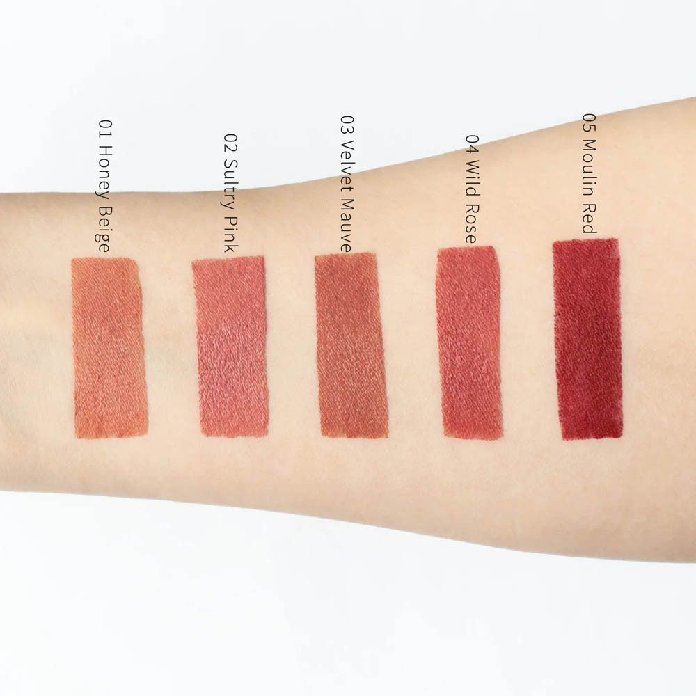 Vijf kleurstalen op huid: Honey Beige, Sultry Pink, Velvet Mauve, Wild Rose, Moulin Red.
