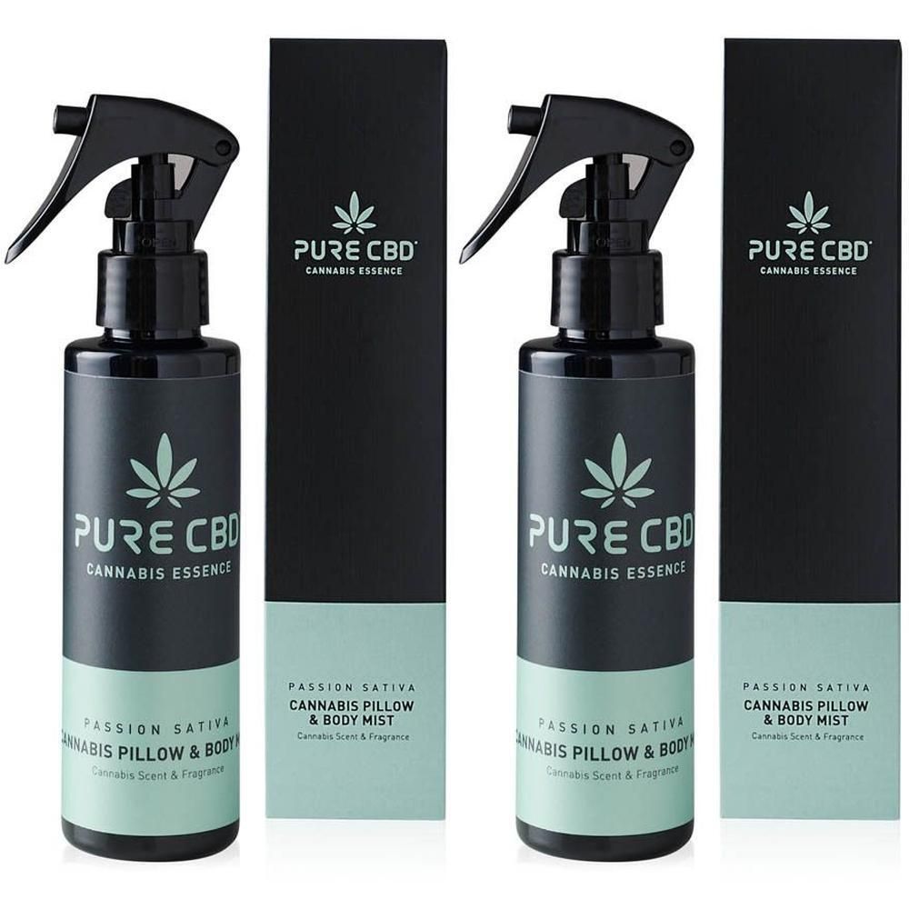 Twee flessen Pure CBD kussen- en bodyspray met zwarte sproeikop.