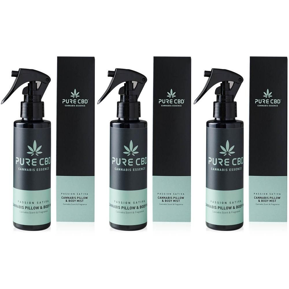 Trois flacons de Pure CBD Pillow Mist avec vaporisateur et emballage noir.