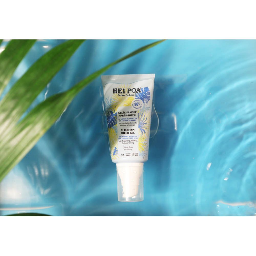 Un tube de Hei Poa Gelée Fraîche Après-Soleil sur fond bleu.