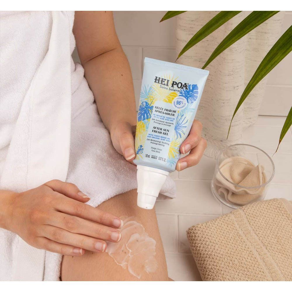 Een hand brengt Hei Poa Gelee Fraiche After Sun aan op de huid.