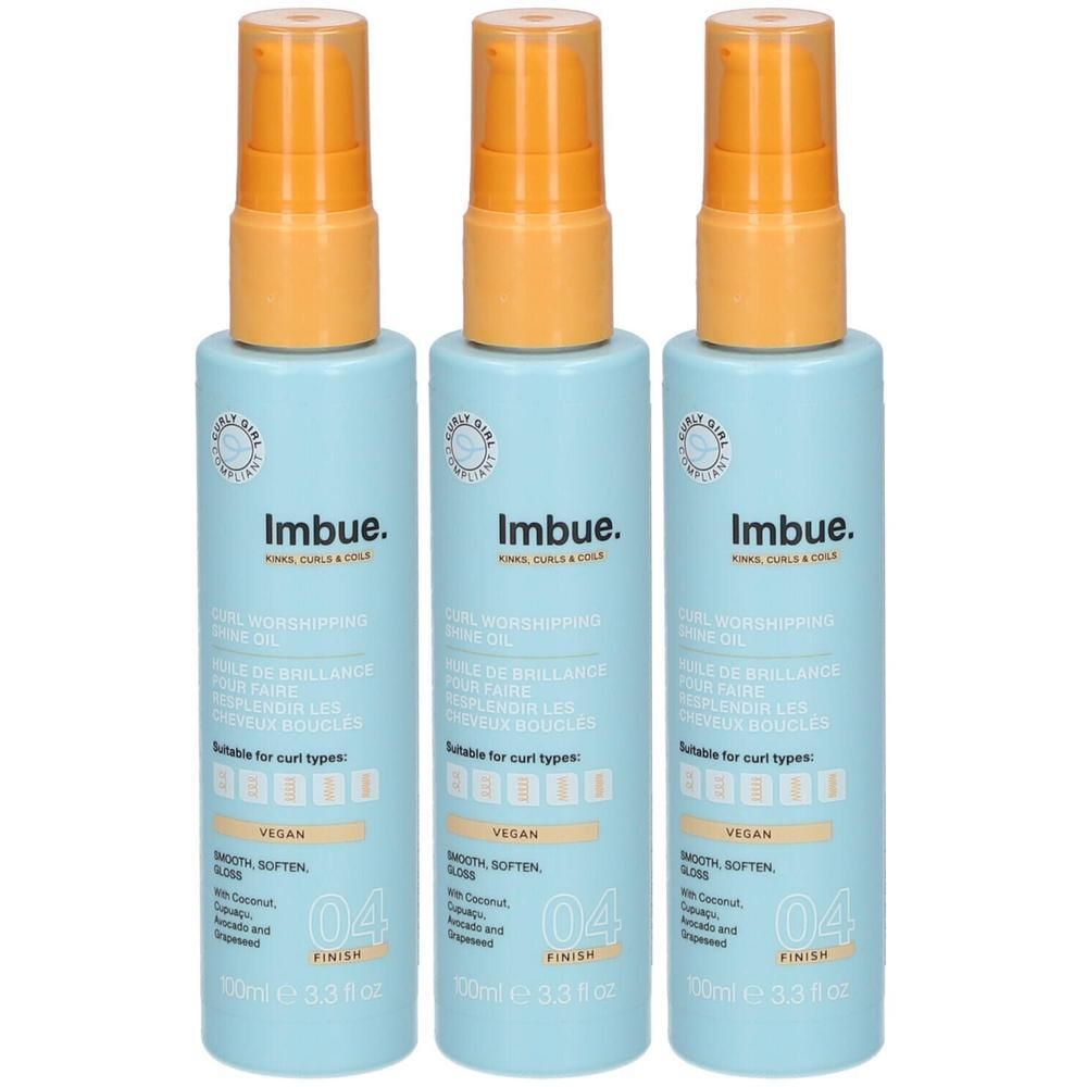 Trois flacons d'Imbue Curl Worshipping Shine Oil bleu clair avec pompes orange. Vegan.