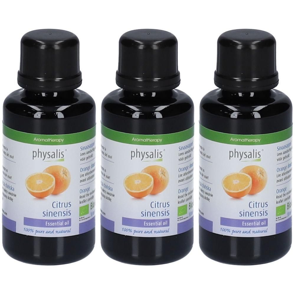 Drie flesjes Physalis Citrus Sinensis biologische sinaasappelolie. Etiket met sinaasappels en "100% pure and natural".