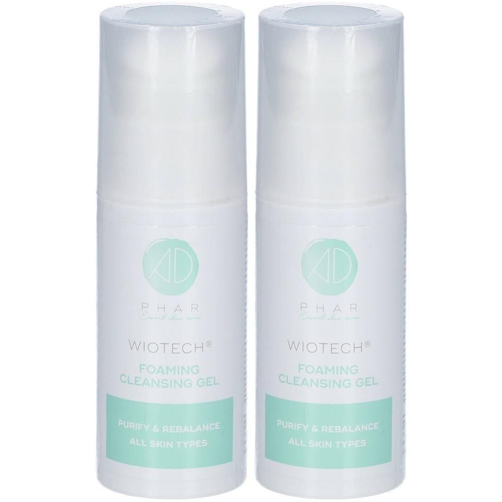 Deux flacons blancs de gel nettoyant moussant Wiotech®. Pour tous types de peau.