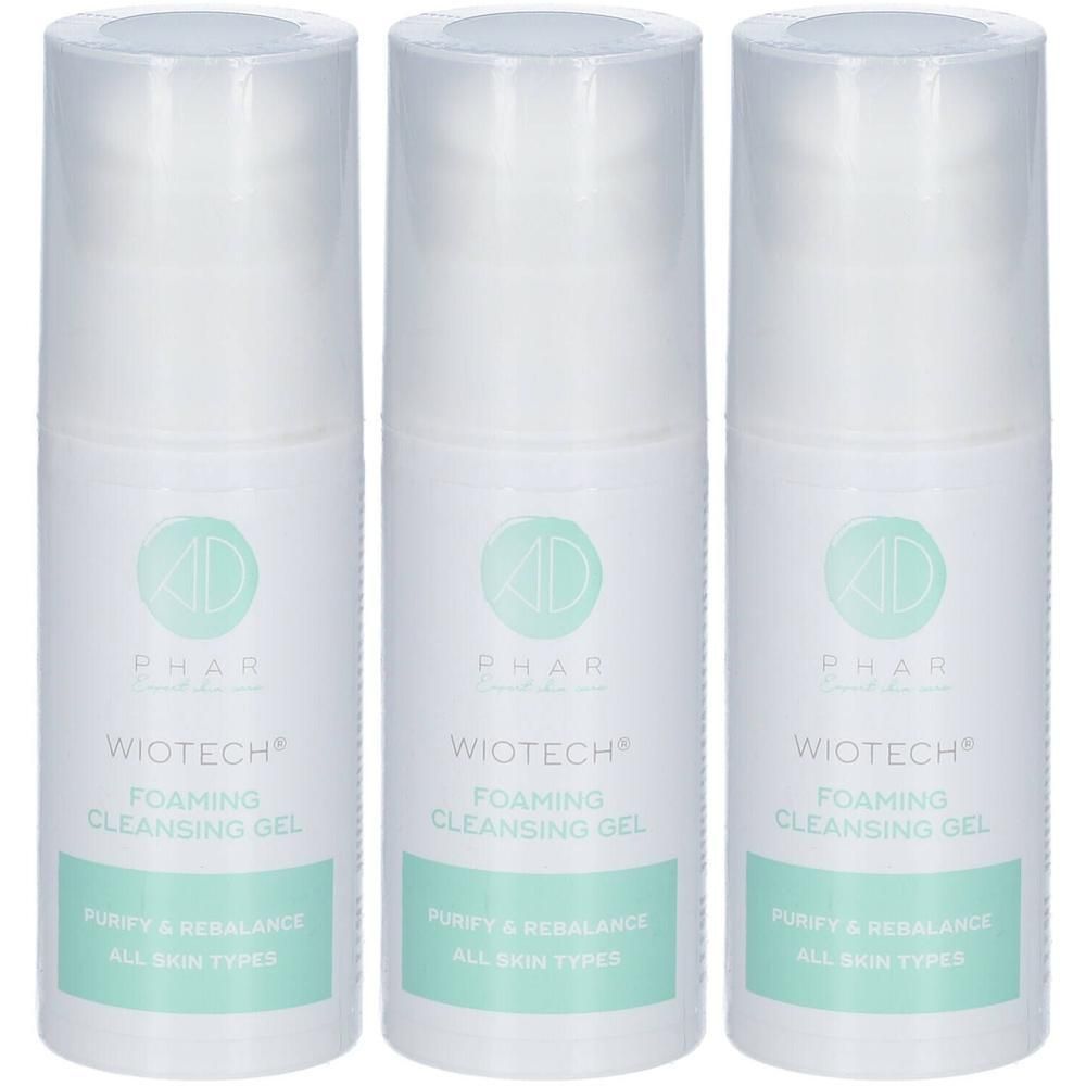 Drie flessen Wiotech® Foaming Cleansing Gel met pompdop. Zuivert en brengt in balans voor alle huidtypen.