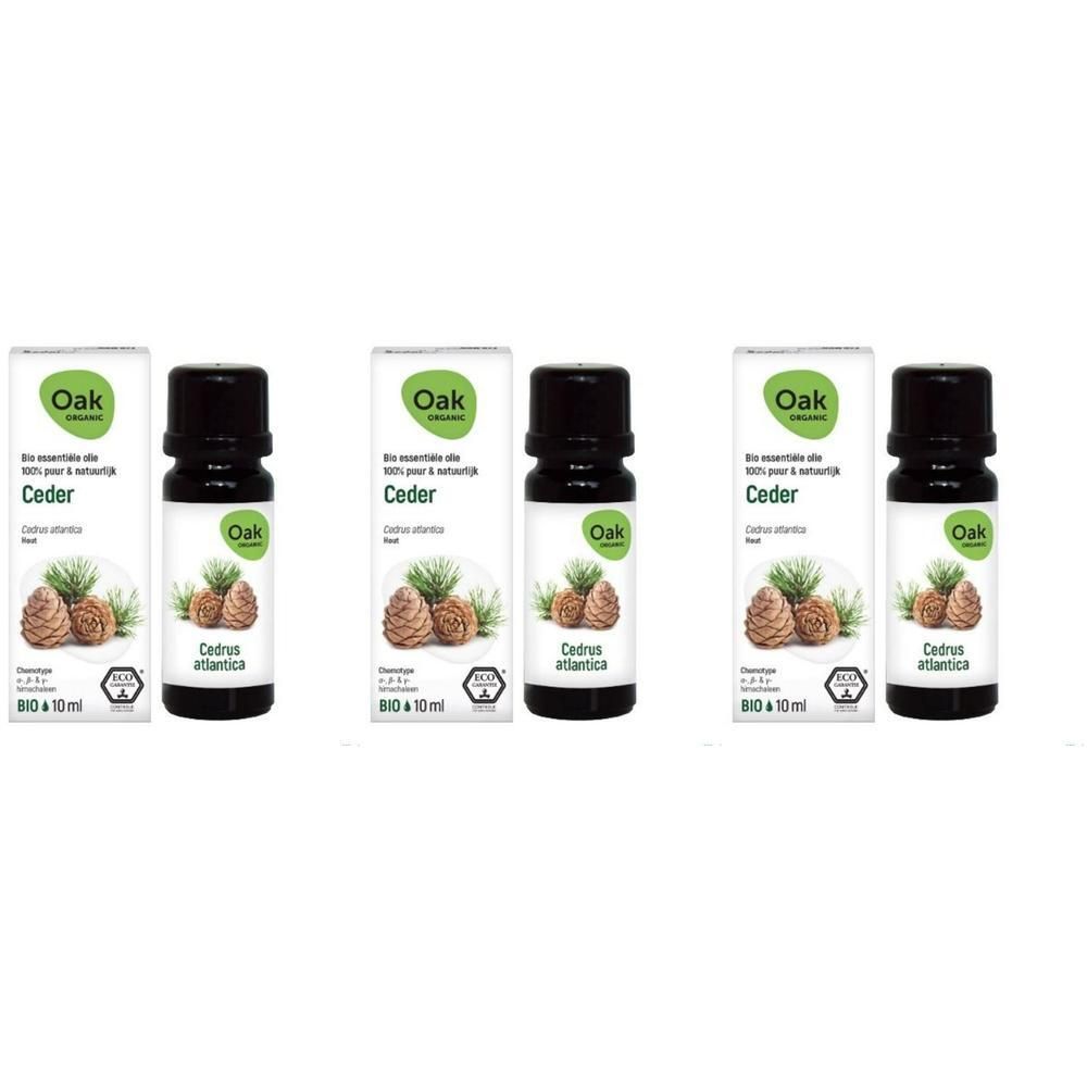 Trois flacons d'huile essentielle de cèdre bio avec boîtes. Chaque boîte montre des pommes de pin et des aiguilles de pin.