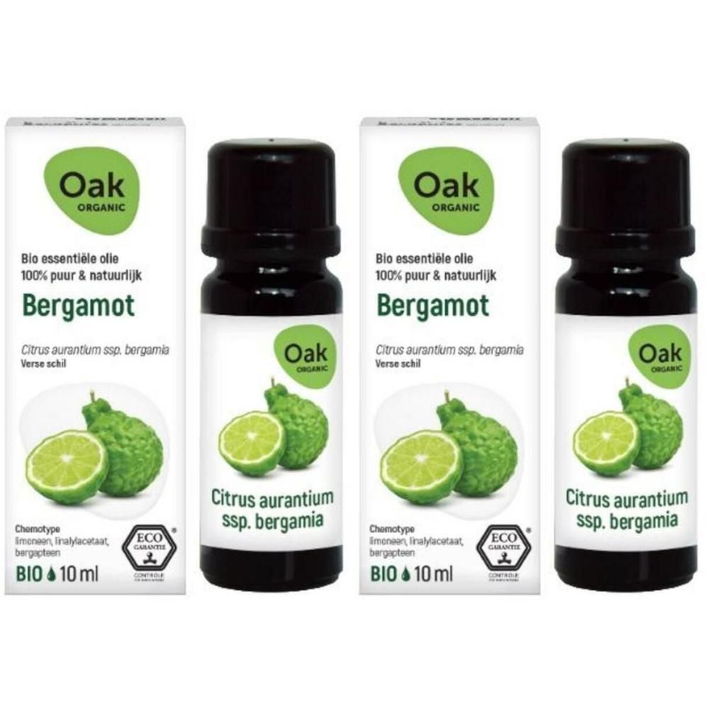 Trois flacons d'huile essentielle bio Oak Bergamote avec fruits et tranches de bergamote.