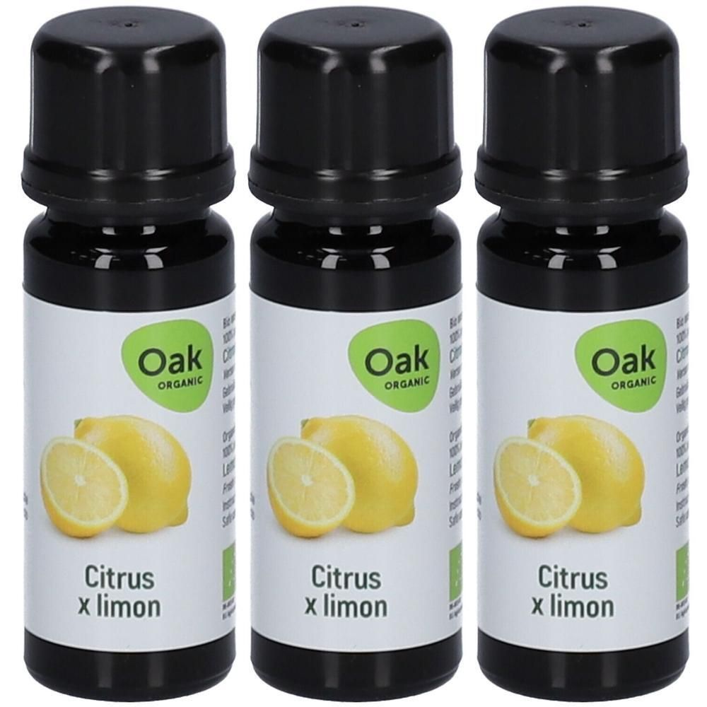 Drie flessen Oak Organic Citrus x limon etherische olie met citroenafbeelding.