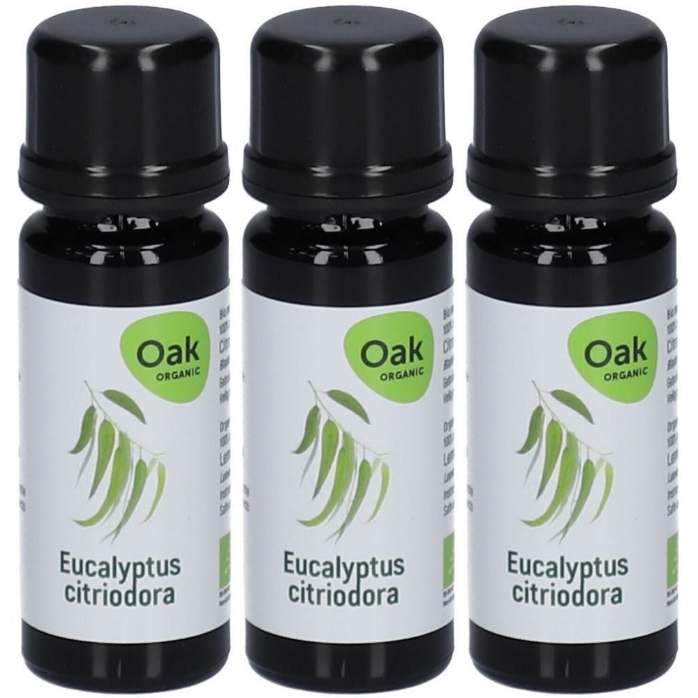 Drie flessen Oak Organic Eucalyptus Citriodora etherische olie met zwarte doppen en witte etiketten met eucalyptusbladeren.