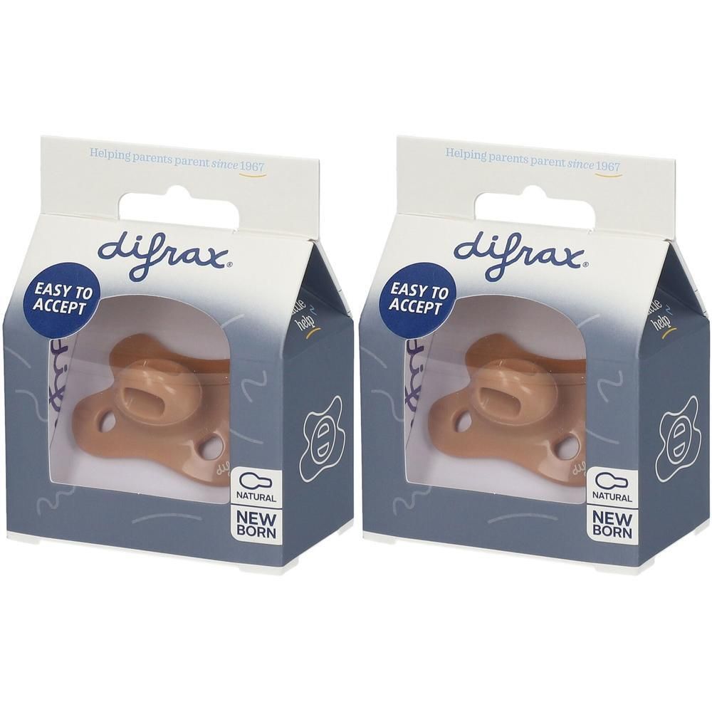 Twee Difrax Natural Newborn fopspeentjes in karamelkleur, in individuele verpakking.