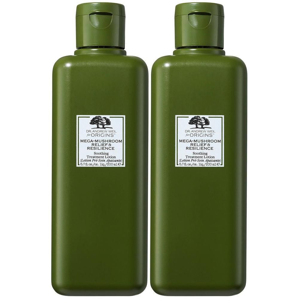 Twee groene flessen Origins Mega-Mushroom Relief & Resilience Lotion.