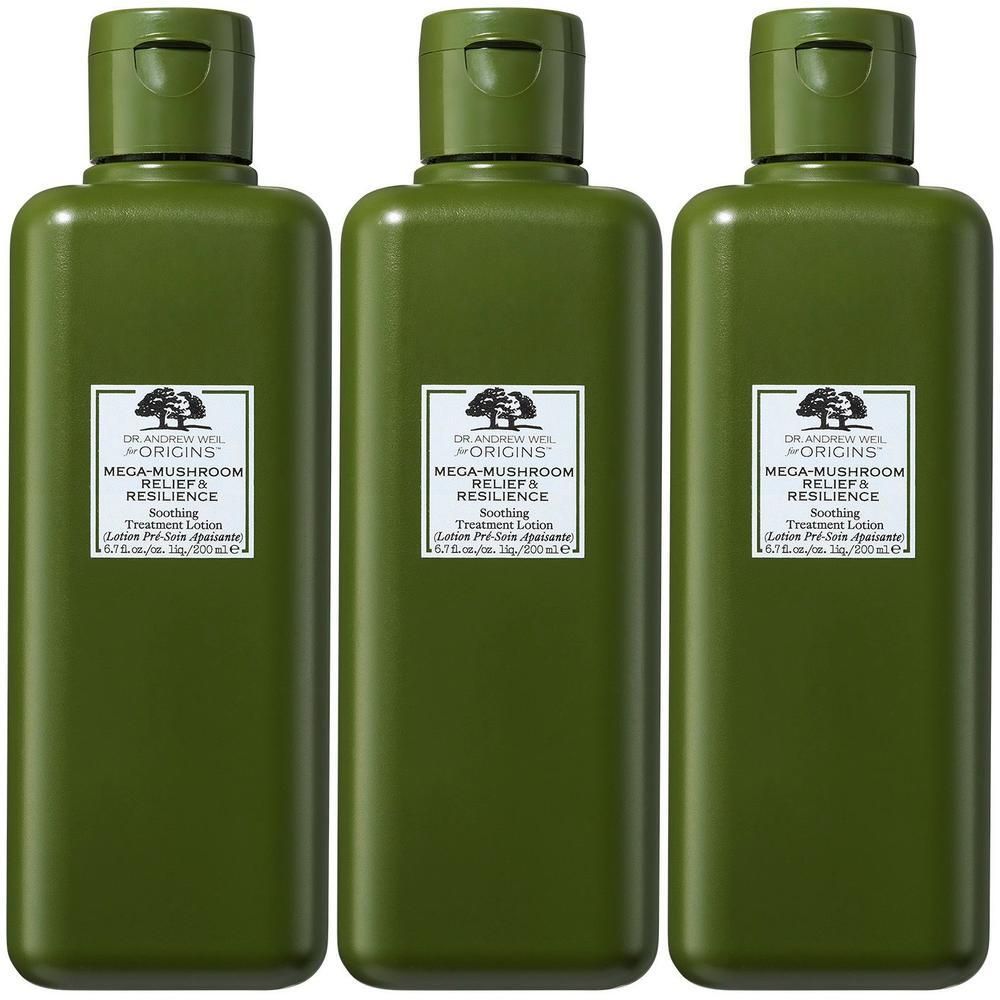 Drie groene flessen Dr. Andrew Weil voor Origins Mega-Mushroom lotion.