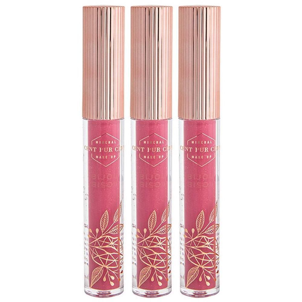 Trois gloss à lèvres roses dans des flacons transparents avec des capuchons dorés.
