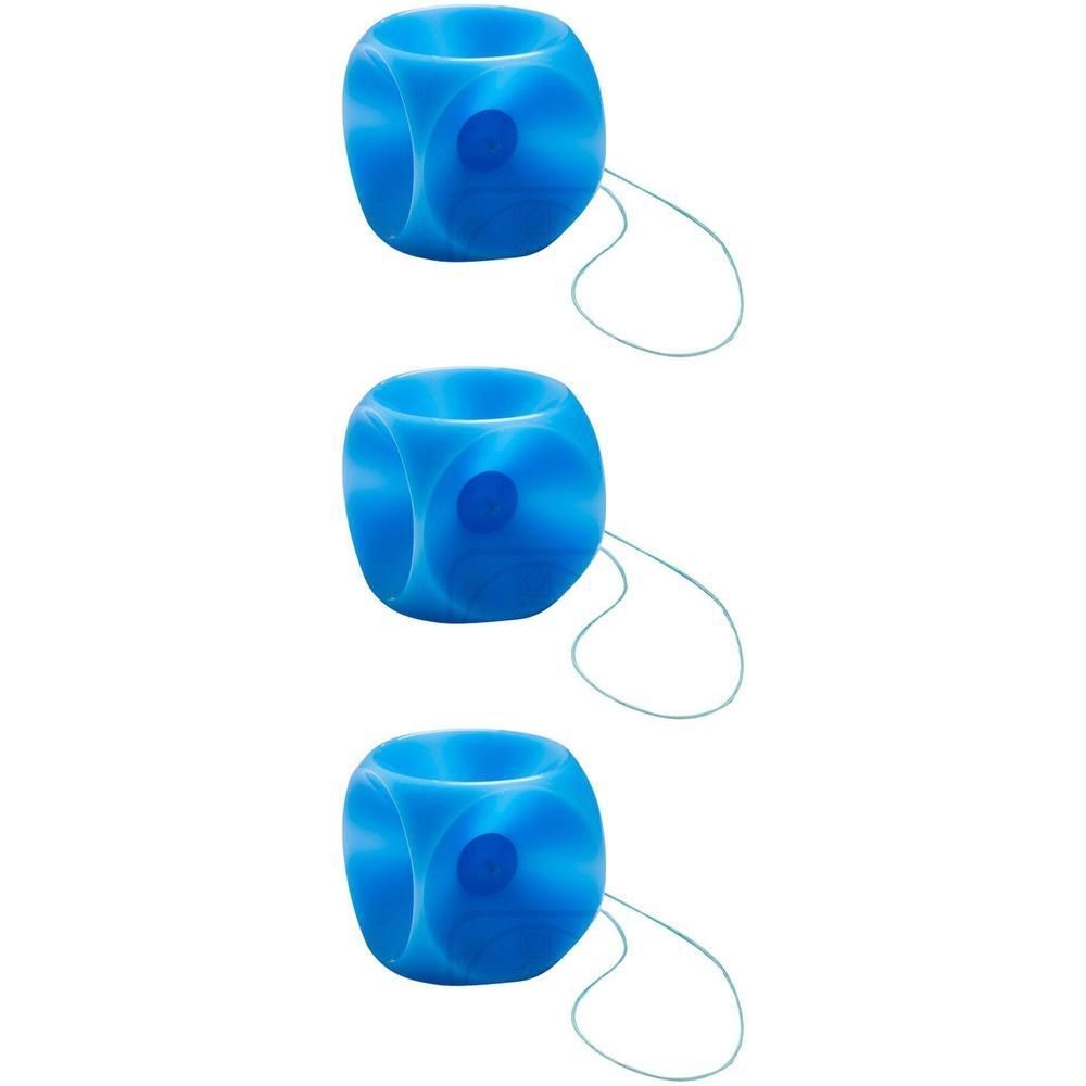 Trois pessaires cubes bleus avec cordon. Chaque pessaire présente une dépression circulaire.