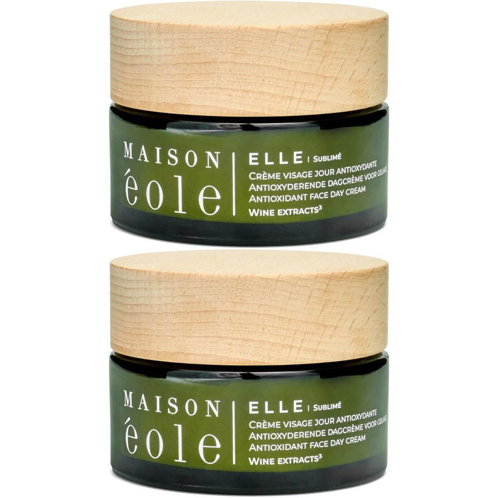 Deux pots verts avec couvercles en bois, crème visage Maison Éole.