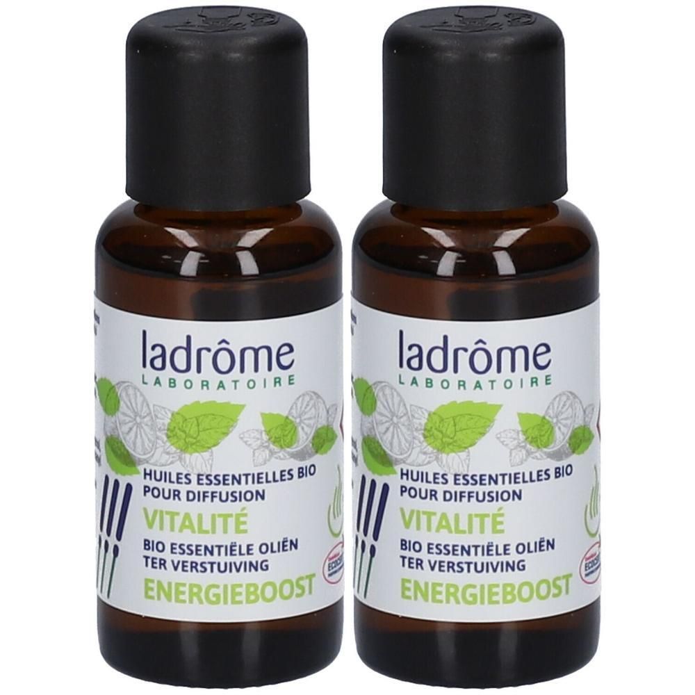 Twee flesjes Ladrôme Vitalité Bio etherische olie voor diffusie. Zwarte dop, wit etiket.