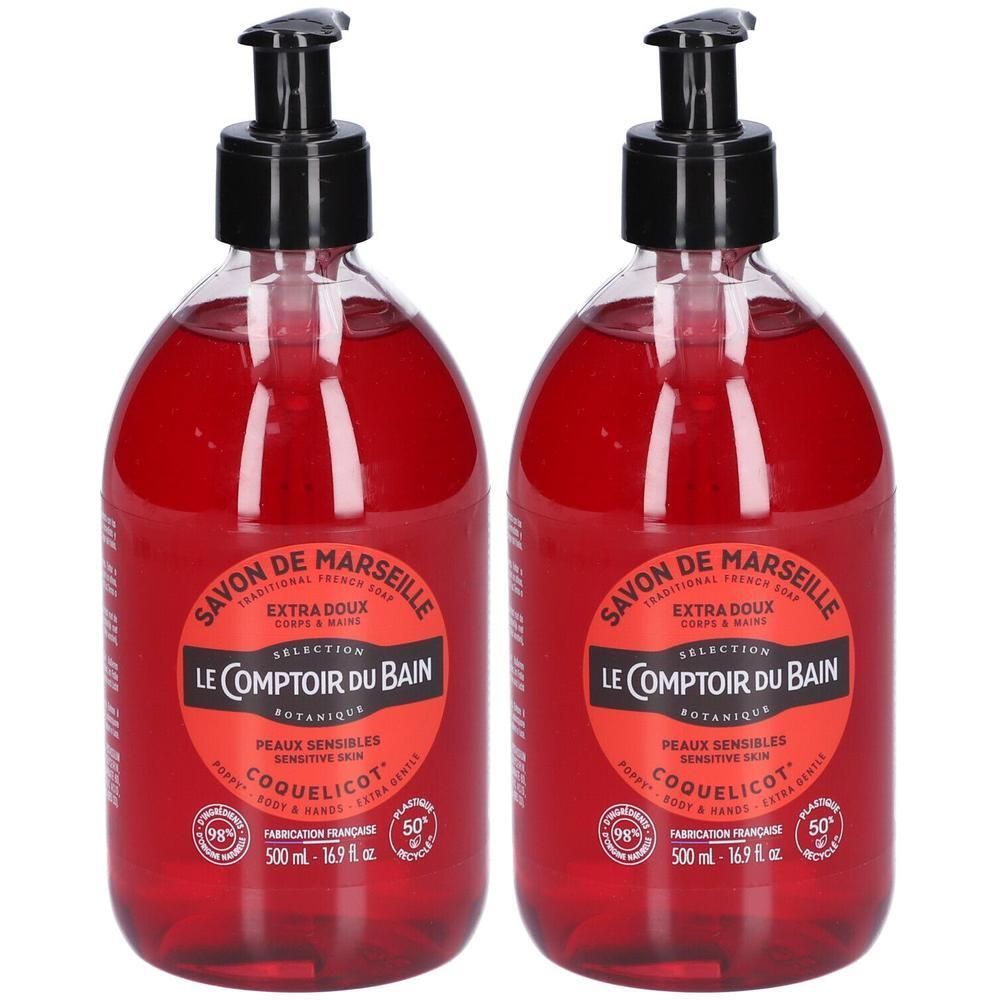 Twee flessen vloeibare zeep met rode inhoud en zwarte pompdispensers. Etiket "Le Comptoir du Bain Savon de Marseille Coquelicot".