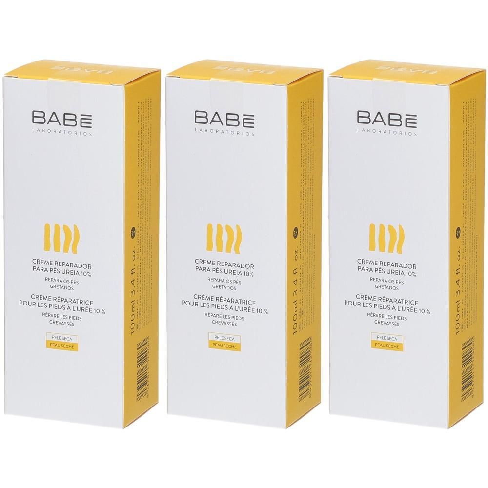 Drie dozen BABÉ Voetencrème 10% Urea. Witte dozen met gele accenten en productinformatie.