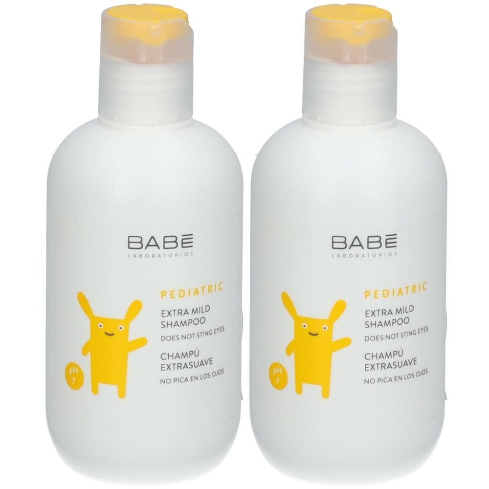 Twee witte flessen BABÉ Pediatric Extra Mild Shampoo met gele dopjes en een konijnenafbeelding.