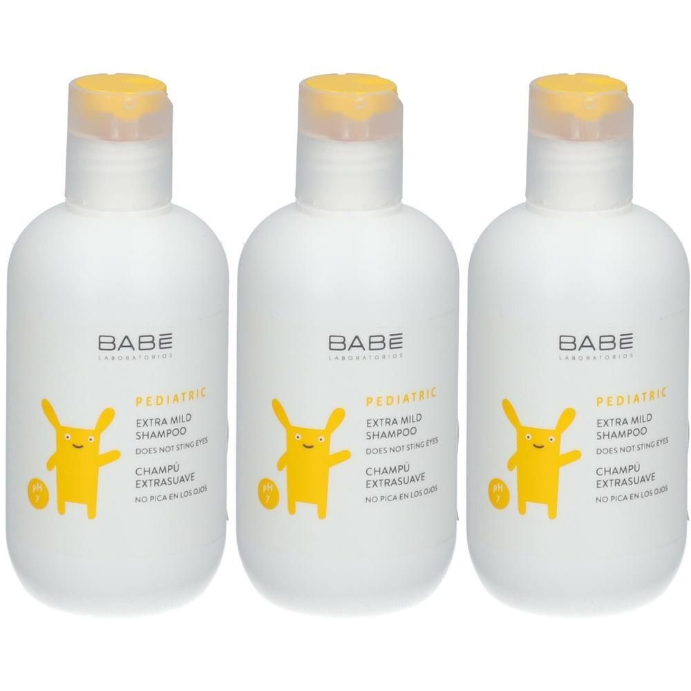 Drie flessen BABÉ Pediatric Extra Mild Shampoo met gele doppen en een geel konijnmotief.