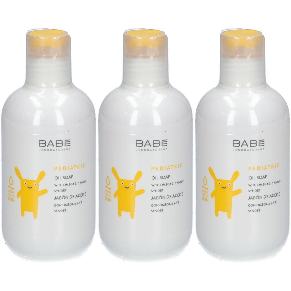 Trois flacons blancs de BABÉ Pediatric Oil Soap avec bouchons jaunes et un motif de lapin.